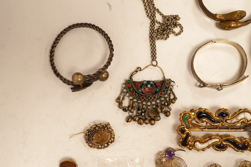 A quantity of assorted costume jewellery including an unmounted synthetic emerald, a white metal filigree bracelet, etc. Condition - poor to fair